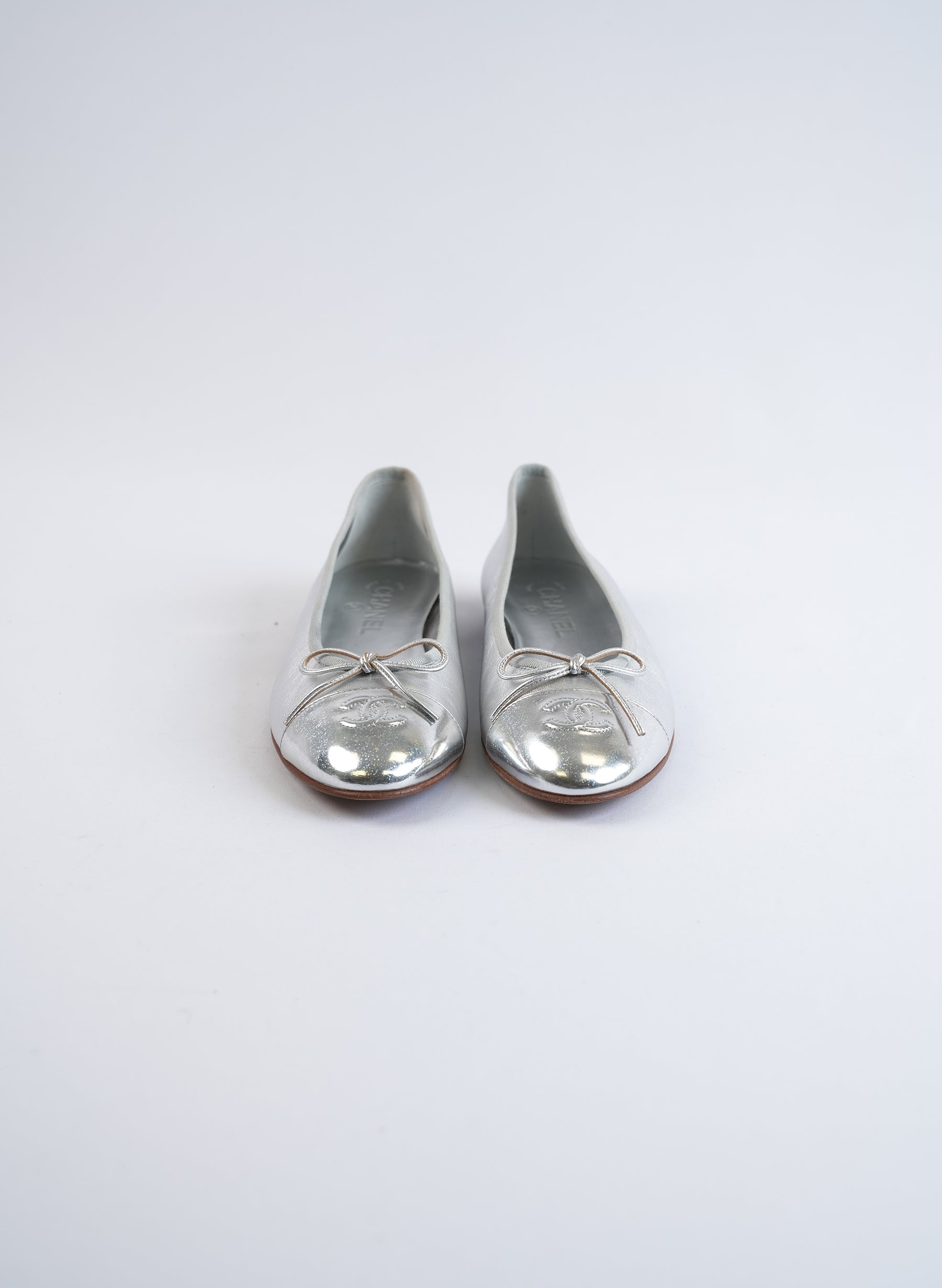Chanel Silver Metallic Leather Interlocking CC Logo Ballet Flats