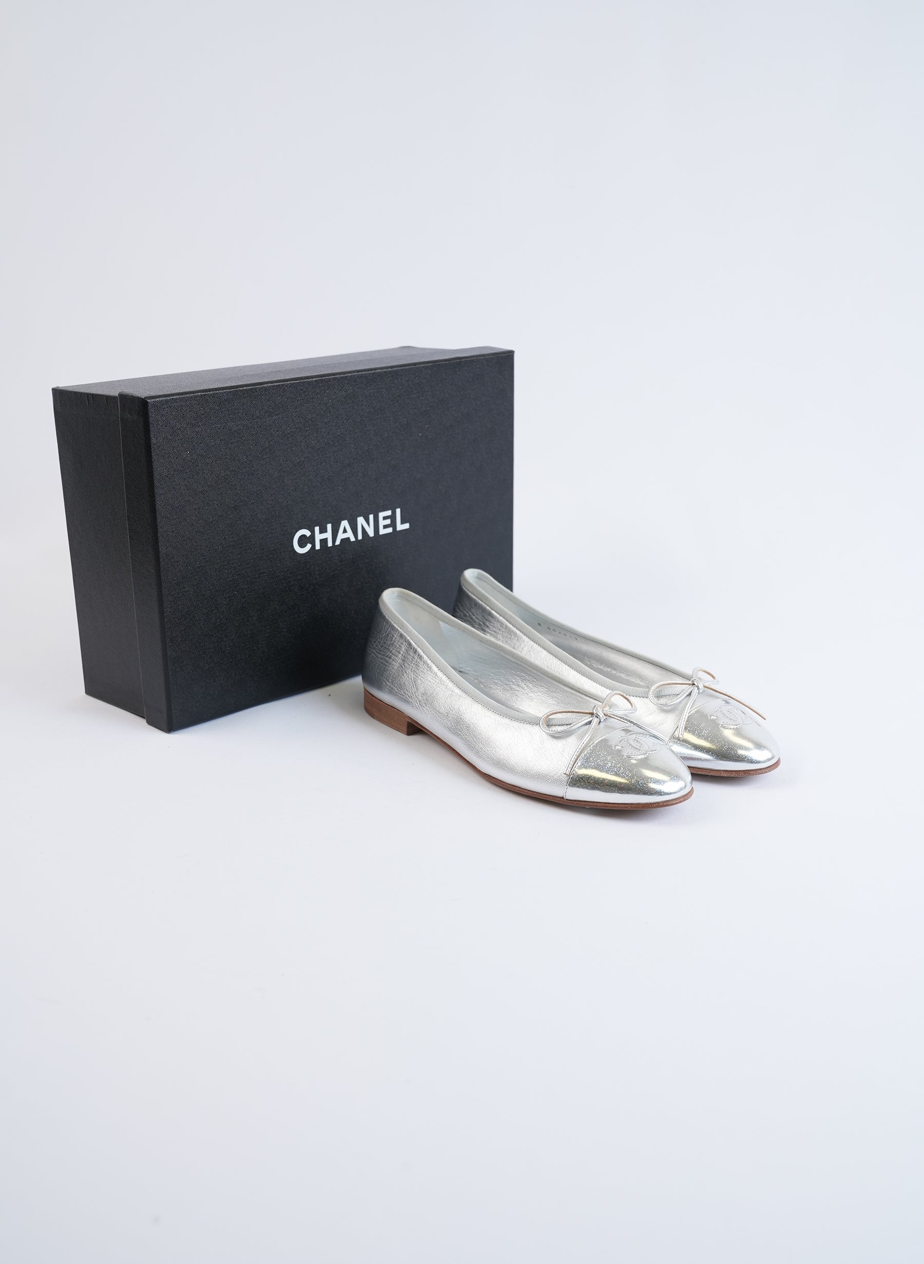 Chanel Silver Metallic Leather Interlocking CC Logo Ballet Flats