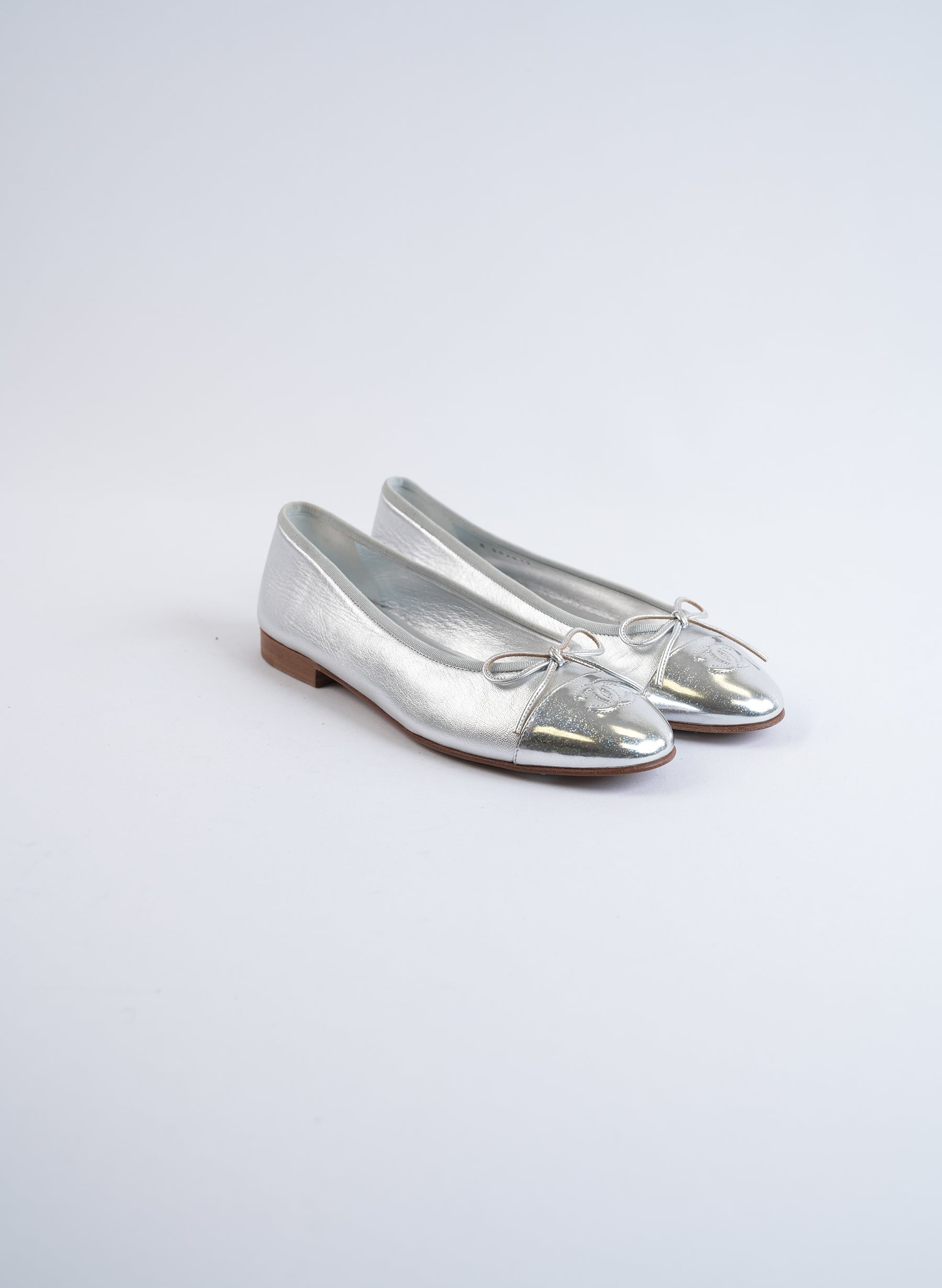Chanel Silver Metallic Leather Interlocking CC Logo Ballet Flats